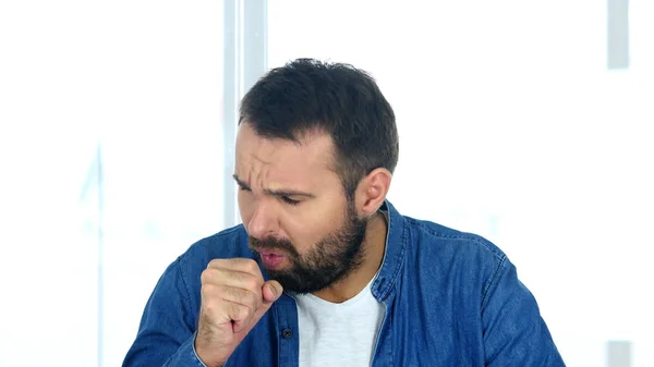 Öksürük, öksürük oturma ofiste hasta adam