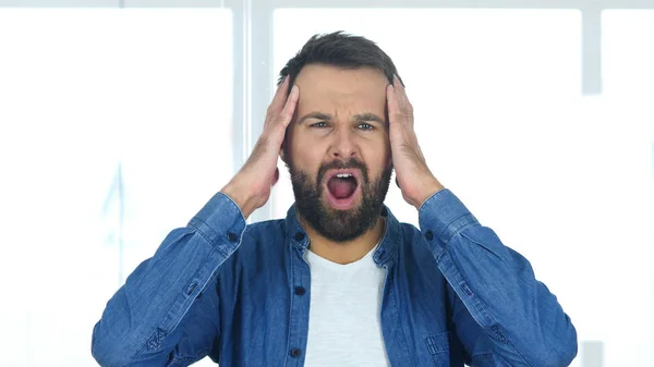 Hombre trastornado reaccionando al fracaso, pérdida de negocio grande — Foto de Stock