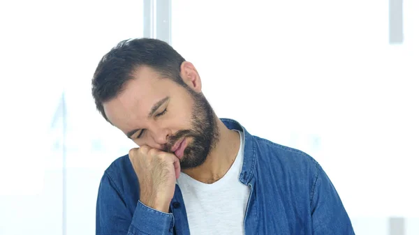 Spící unavený vousy muž při práci v kanceláři — Stock fotografie