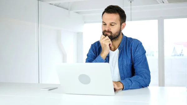 Pensando barba homem trabalhando no laptop, criando novas ideias inovadoras — Fotografia de Stock