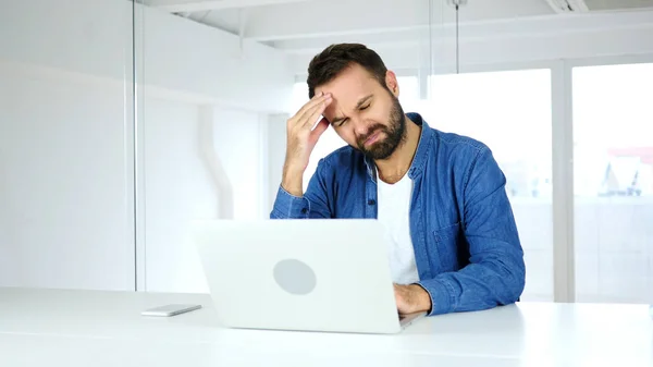 Dolor de cabeza, hombre de barba frustrado, presión de trabajo —  Fotos de Stock