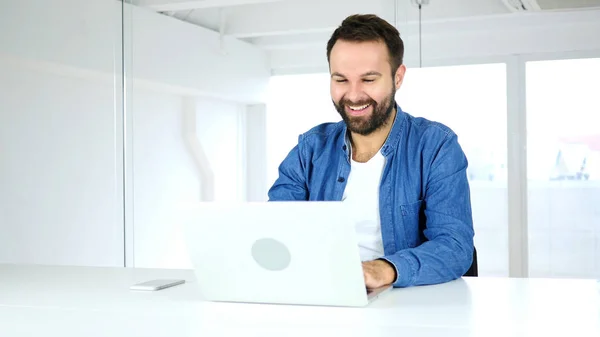 Homem feliz Alcançar metas e ganhar dinheiro online — Fotografia de Stock