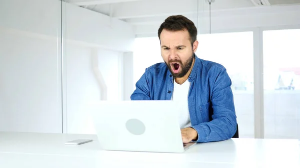 Homem de barba no trabalho Gesturing Business Loss, Tragédia — Fotografia de Stock