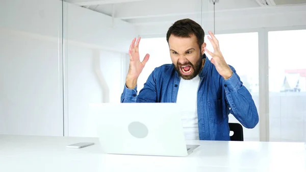 Gritando alto, Homem-Barba vai perdendo a cabeça — Fotografia de Stock