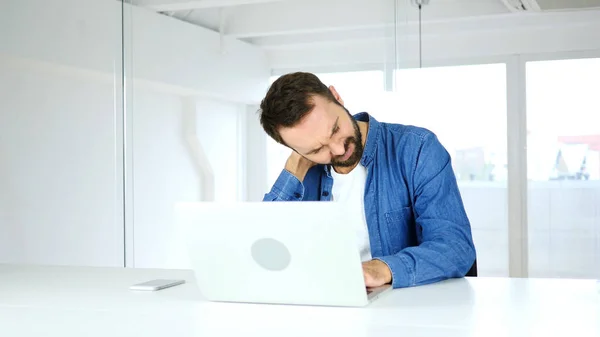 Moe Man met nekpijn na die op Laptop werkt — Stockfoto