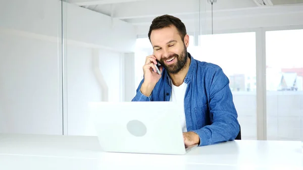 Hablar por teléfono, hombre feliz satisfecho negociando en el teléfono inteligente —  Fotos de Stock