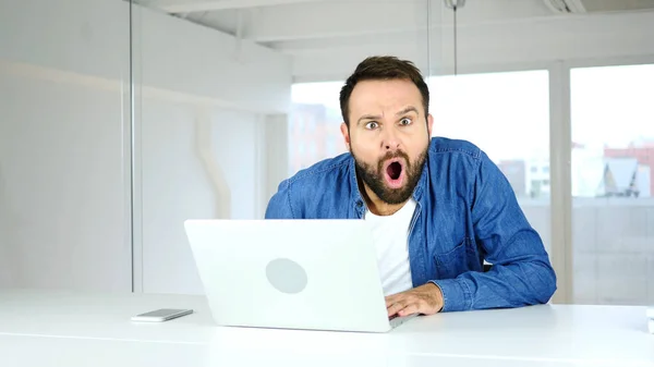 Incrível, Homem trabalhando no laptop em choque, espantado — Fotografia de Stock