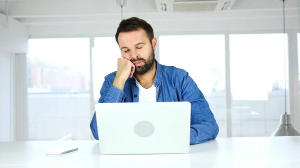 Schlafender Bartträger braucht Urlaub, müde bei der Arbeit — Stockfoto