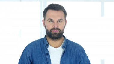 Ofiste oturan ciddi adam portresi