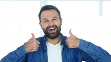 Başparmak yukarıya sakallı adam tarafından iki eliyle