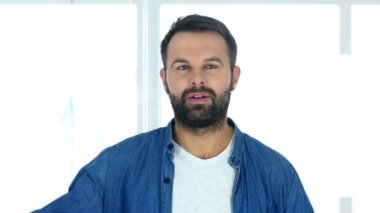 Tamam, ofiste oturmuş sakallı adam memnun