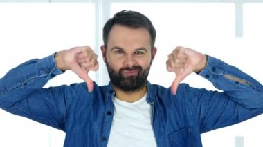 Başparmak aşağı ofisinde oturan adam tarafından