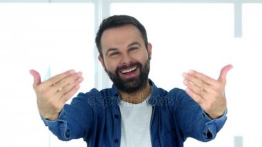 Ofiste otururken adam elleriyle davet