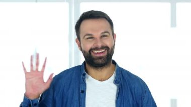 Merhaba ofisinde oturan ve el sallayarak adam tarafından