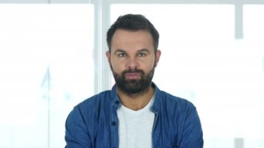 Ofiste oturan teklif reddetme sakallı