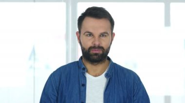 Evet adam, oturma kabul için başını sallayarak Office