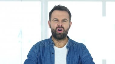 Üzgün adam başarısızlık büyük bir iş kaybı tepki