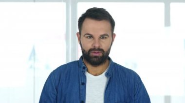 Başarı kutluyor ofisinde oturan adam kazanma