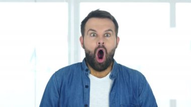 Ofiste oturan sürpriz adam hayran