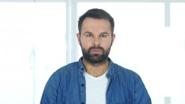 Sessizlik ofisinde oturan adam tarafından el hareketi