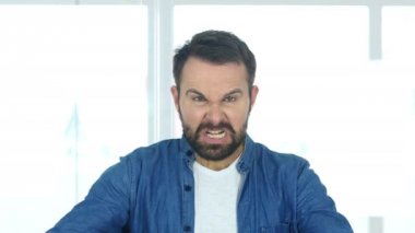 Ofiste oturan reddetme adam ellerini çapraz