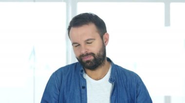 Yorgun sakallı adam Office sonra işte yatıyor