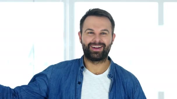 Zafer, ofiste oturmuş sakallı başarılı adam — Stok video