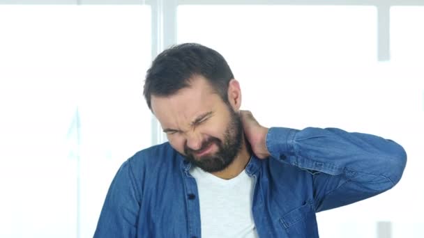 Hombre de barba cansado en el trabajo sentado en la oficina — Vídeos de Stock