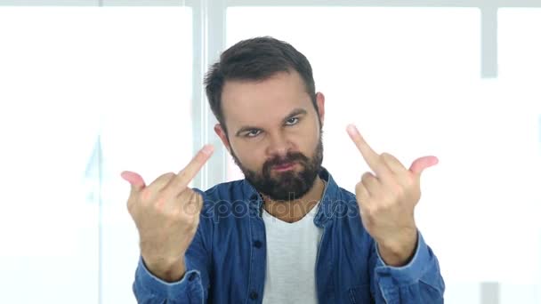 Mann zeigt Mittelfinger, sitzt im Büro — Stockvideo