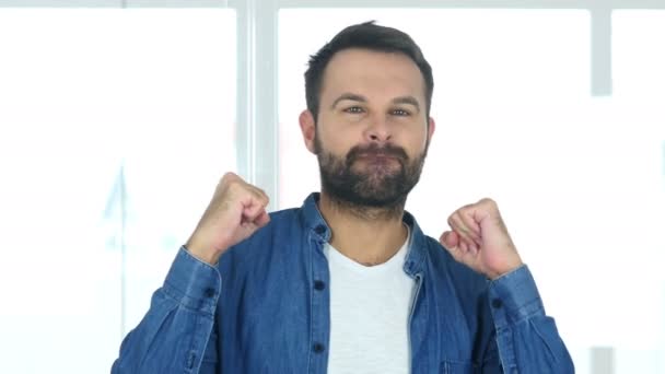 Ouvindo música e dança, barba homem se divertindo — Vídeo de Stock