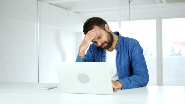 Bolest hlavy, frustrovaný člověk vousy, pracovní tlak — Stock video