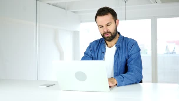 Hombre cansado con dolor de cuello después de trabajar en el ordenador portátil — Vídeos de Stock
