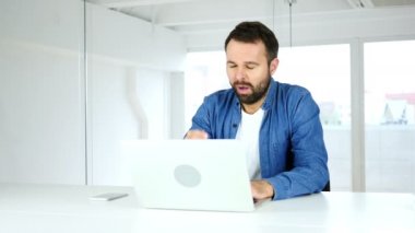Ofiste yorgun adam esniyor, uyumak için istiyorum