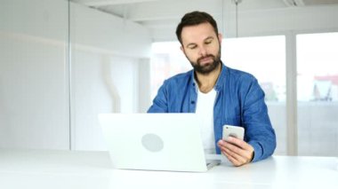 Smartphone, yazarak e-posta, mesajlaşma kullanan adam