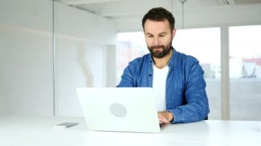 Sakallı adam bırakarak Office çalışma saat sonra