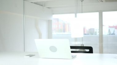 Dostum, sabah, eser geliyor başlar iş üstünde Laptop