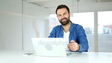 Yeni Projectwhile ofisinde oturan için kişileri davet adam