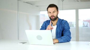 Sessizlik ofisinde oturan adam tarafından el hareketi