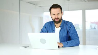 Kültürsüz adam orta parmak, perişan gösterilen ve saldırganlık