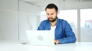 Başparmak yukarıya ofisinde çalışan adam tarafından