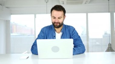 Para online kazanç, kutlama adam para verme