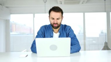 Adam üzgün tarafından para ve iş, dolar kaybı