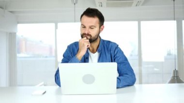 Düşünme, yeni yaratıcı projede çalışan dalgın adam