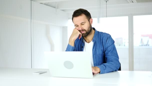 Trött sover Man på skrivbord i Office — Stockvideo