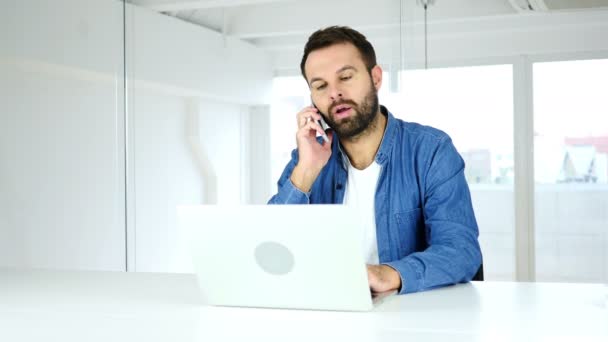 Phone Talk, Beard Man Negotiating on Smartphone — Stock Video