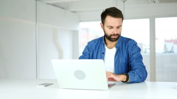 Hombre frustrado viendo el tiempo en el trabajo, quiere ir a casa — Vídeos de Stock