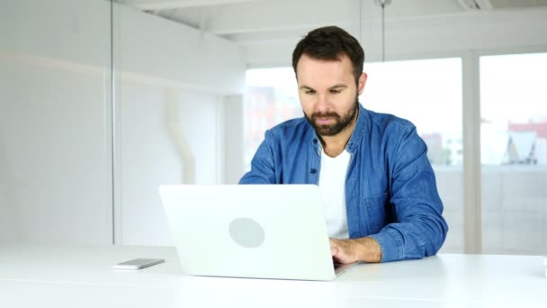 Incrível, Homem trabalhando no laptop em choque — Vídeo de Stock