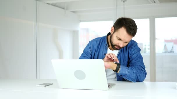 Barbe homme en utilisant Smartwatch dans le bureau au travail — Video