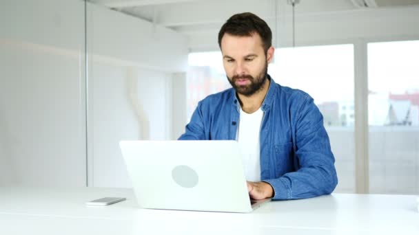 Man tittar mot kameran på jobbet, hopp — Stockvideo