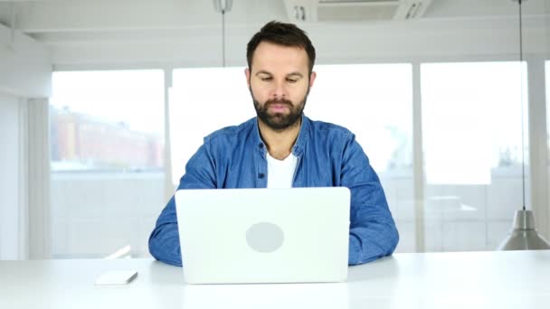Unavený muž bolestí krku po práci na notebooku — Stock video